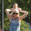 Gwen Stefani, son mari Gavin Rossdale et leurs fils Kingston, Zuma et Apollo Rossdale profitent du beau temps en se promenant à Londres, le 22 juillet 2014.