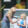 Gwen Stefani, son mari Gavin Rossdale et leurs fils Kingston, Zuma et Apollo Rossdale profitent du beau temps en se promenant à Londres, le 22 juillet 2014.
