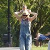 Gwen Stefani, son mari Gavin Rossdale et leurs fils Kingston, Zuma et Apollo Rossdale profitent du beau temps en se promenant à Londres, le 22 juillet 2014.