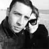 Example (Elliot John Gleave) et Erin McNaught se promenant sur la plage à Brighton en avril 2014. Le couple, marié en mai 2013, a annoncé le 23 juillet 2014 attendre son premier enfant.