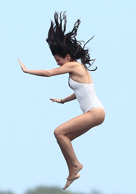 Selena Gomez se baigne en maillot une-pièce blanc à Saint-Tropez, le 23 juillet 2014.