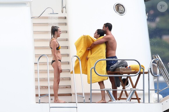 Tommy Chiabra, Selena Gomez et Cara Delevingne sur le bateau Ecstasea à Saint-Tropez, le 23 juillet 2014.