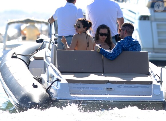 Cara Delevingne et Selena Gomez sont allées faire du shopping chez Dior à Saint-Tropez, le 23 juillet 2014.