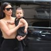 Kim Kardashian et sa fille North se rendent à la boutique Givenchy avenue George V à Paris le 20 mai 2014