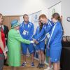 La reine Elizabeth II rencontre des nageurs écossais aux Jeux du Commonwealth à Glasgow le 24 juillet 2014, premier jour de compétition.