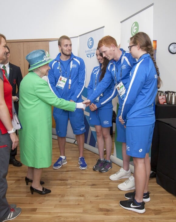 La reine Elizabeth II rencontre des nageurs écossais aux Jeux du Commonwealth à Glasgow le 24 juillet 2014, premier jour de compétition.