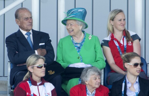La reine Elizabeth II ravie lors du début du tournoi de hockey aux Jeux du Commonwealth à Glasgow le 24 juillet 2014, premier jour de compétition.