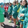 La reine Elizabeth II salue les hockeyeuses australiennes aux Jeux du Commonwealth à Glasgow le 24 juillet 2014, premier jour de compétition.