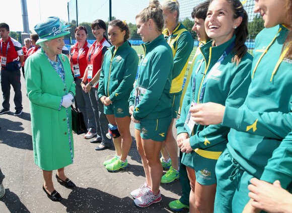 La reine Elizabeth II salue les hockeyeuses australiennes aux Jeux du Commonwealth à Glasgow le 24 juillet 2014, premier jour de compétition.