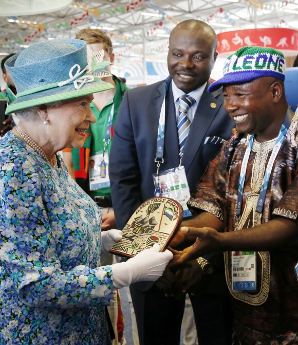 La reine Elizabeth II reçoit un cadeau du Sierra Leone aux Jeux du Commonwealth à Glasgow le 24 juillet 2014, premier jour de compétition.
