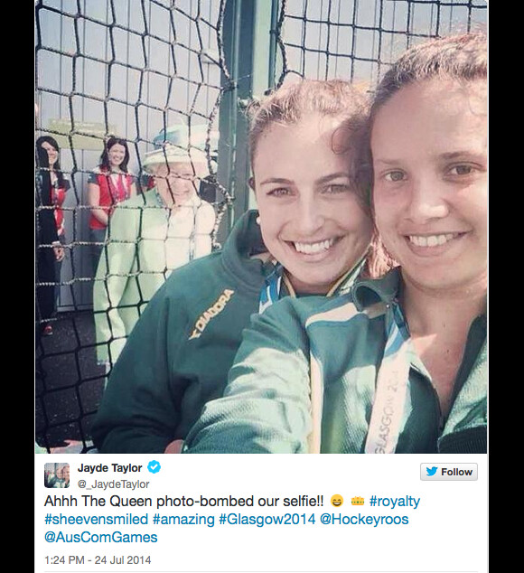 La reine Elizabeth II a photobombé les selfies des hockeyeuses australiennes aux Jeux du Commonwealth à Glasgow le 24 juillet 2014, premier jour de compétition. Twitter Jayde Taylor.