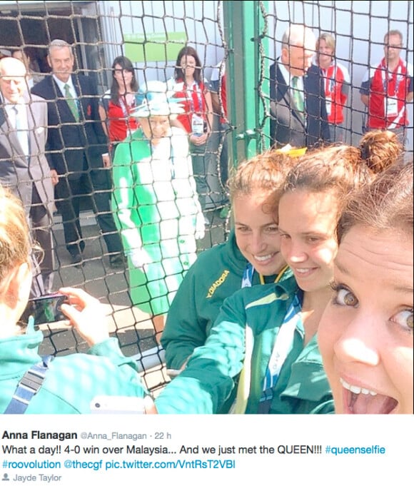 La reine Elizabeth II a photobombé les selfies des hockeyeuses australiennes aux Jeux du Commonwealth à Glasgow le 24 juillet 2014, premier jour de compétition. Twitter Anna Flanagan.