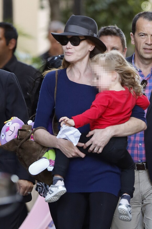 Carla Bruni et sa fille Giulia quittent leur hôtel à Los Angeles, le 29 avril 2014.