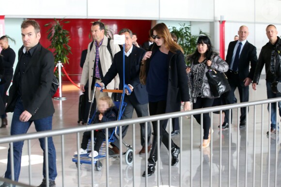 Arrivée de Nicolas Sarkozy, Carla-Bruni Sarkozy et leur fille Giulia à l'aéroport de Roissy le 30 avril 2014 après la tournée américaine de la chanteuse.