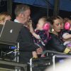 Sam Cooper (époux de Lily Allen) et ses filles sur le côté de la grande scène pendant que la chanteuse se produit à Glastonbury, le vendredi 27 juin 2014.