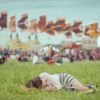 Image du clip "As Long As I Got You", le nouveau clip de Lily Allen tourné au festival de Glastonbury en juin 2014.