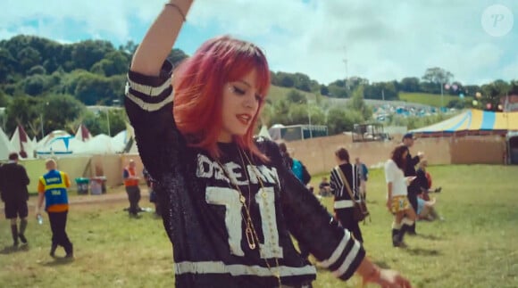 Image du clip "As Long As I Got You", le nouveau clip de Lily Allen tourné lors du festival de Glastonbury en juin 2014.