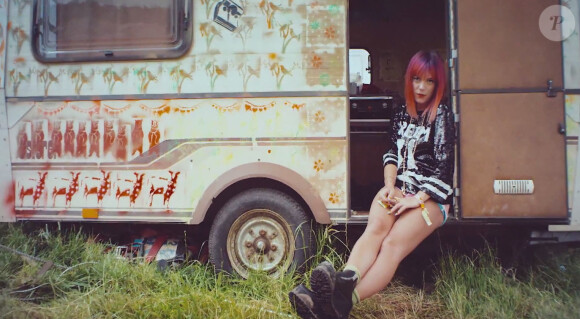 Image du clip "As Long As I Got You", le clip de Lily Allen tourné au festival de Glastonbury en juin 2014.