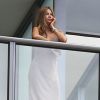 Sofia Vergara au balcon de son hôtel à Bal Harbour au nord de Miami, le 25 juillet 2014. Sofia est actuellement à Miami avec son nouveau compagnon Joe Manganiello.