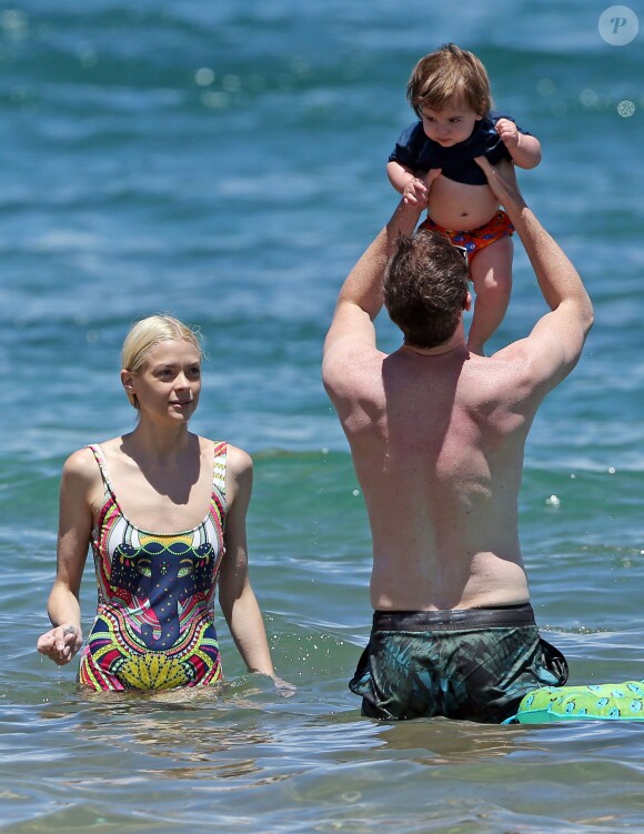 Jaime King, son mari Kyle Newman et leur fils James sur une plage de Maui à Hawaï le 15 juin 2014