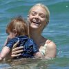 Jaime King et son fils James sur une plage de Maui à Hawaï le 15 juin 2014