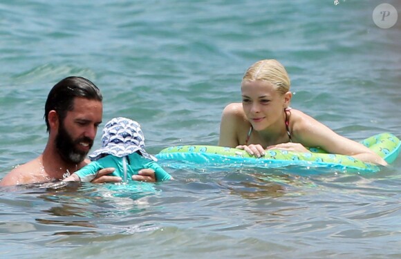 Jaime King, son mari Kyle Newman et leur fils James en vacances à Hawaï, le 14 juin 2014