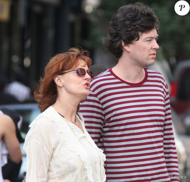 Susan Sarandon et son compagnon de trente ans son cadet, Jonathan Bricklin, se promenant dans les rues de New York le 26 juillet 2014