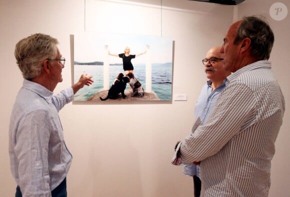 Bernard d'Ormale (mari de Brigitte Bardot), Gérard Schachmes et Marc Pajot - Vernissage de l'exposition "Brigitte for Ever" du photographe Gérard Schachmes à Saint-Tropez le 25 juillet 2014. 