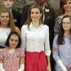 La reine Letizia d'Espagne en audience avec une délégation de l'association Debra España au palais de la Zarzuela à Madrid le 28 juillet 2014.