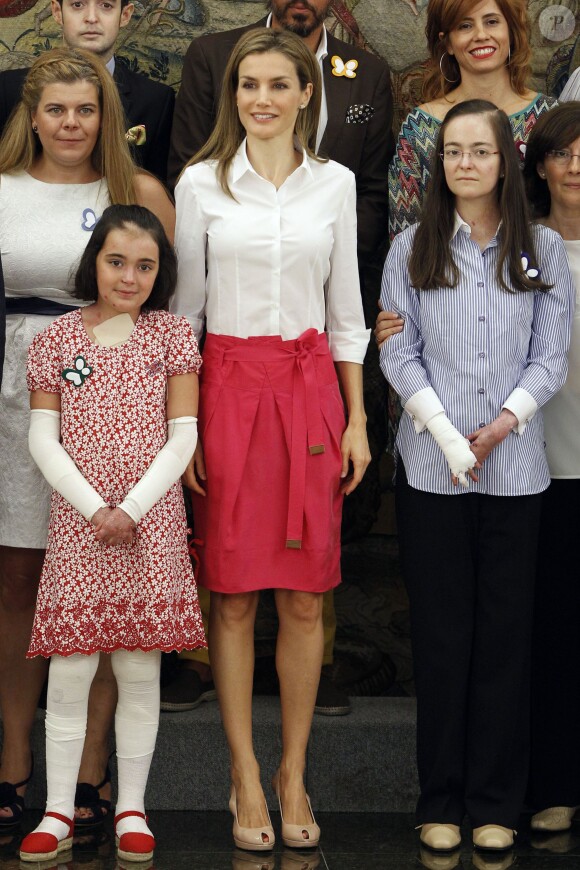 La reine Letizia d'Espagne en audience avec une délégation de l'association Debra España au palais de la Zarzuela à Madrid le 28 juillet 2014.