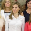 La reine Letizia d'Espagne en audience avec une délégation de l'association Fedune au palais de la Zarzuela à Madrid le 28 juillet 2014.