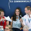 Vite, de l'air pour la duchesse de Cambridge ! Kate Middleton et le prince William au Tolcross Swimming Centre de Glasgow le 28 juillet 2014 pour les épreuves de natation des XXe Jeux du Commonwealth.