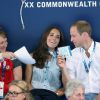 Vite, de l'air pour la duchesse de Cambridge ! Kate Middleton et le prince William au Tolcross Swimming Centre de Glasgow le 28 juillet 2014 pour les épreuves de natation des XXe Jeux du Commonwealth.