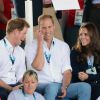 Le prince Harry, le prince William, la duchesse Catherine de Cambridge et le prince Edward, comte de Wessex en tribunes à Glasgow lors du match de hockey entre l'Ecosse et le Pays de Galles aux XXe Jeux du Commonwealth le 28 juillet 2014