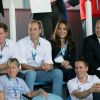 Le prince Harry, le prince William, la duchesse Catherine de Cambridge et le prince Edward, comte de Wessex en tribunes à Glasgow lors du match de hockey entre l'Ecosse et le Pays de Galles aux XXe Jeux du Commonwealth le 28 juillet 2014