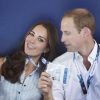 Kate Middleton étranglée par le prince William, qui essaye galamment de la ventiler ! Le duc et la duchesse de Cambridge dans les gradins du Tolcross Swimming Centre de Glasgow le 28 juillet 2014 pour les épreuves de natation des XXe Jeux du Commonwealth.