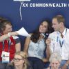 Coup de chaud pour la duchesse de Cambridge ! Kate Middleton et le prince William dans les gradins du Tolcross Swimming Centre de Glasgow le 28 juillet 2014 pour les épreuves de natation des XXe Jeux du Commonwealth.