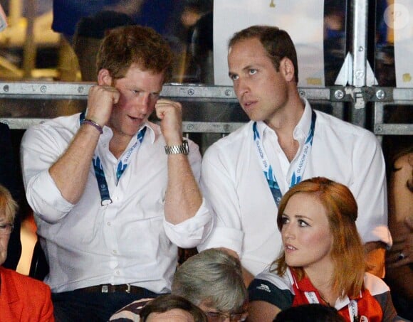 Petit cours de boxe entre les princes Harry et William aux XXe Jeux du Commonwealth, le 28 juillet 2014 à Glasgow.