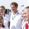 Le prince Harry avec des hockeyeuses aux XXe Jeux du Commonwealth, le 28 juillet 2014 à Glasgow.