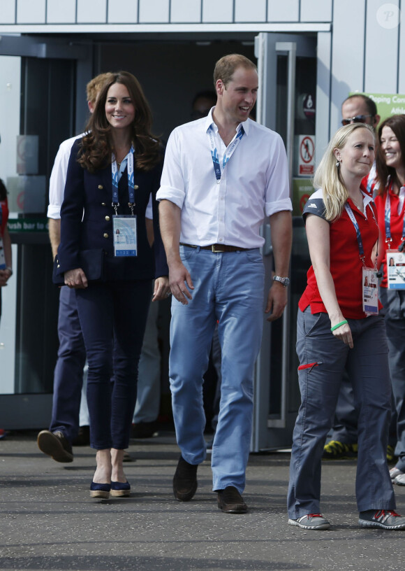 Le prince Harry, Kate Middleton et le prince William ont rencontré des hockeyeuses aux XXe Jeux du Commonwealth, le 28 juillet 2014 à Glasgow.