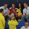Le duc et la duchesse de Cambridge ont reçu un kangourou en peluche de la part de la délégation australienne au Tollcross Swimming Centre de Glasgow le 28 juillet 2014 lors d'épreuves de natation aux Jeux du Commonwealth.