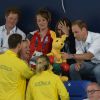 Le duc et la duchesse de Cambridge ont reçu un kangourou en peluche de la part de la délégation australienne au Tollcross Swimming Centre de Glasgow le 28 juillet 2014 lors d'épreuves de natation aux Jeux du Commonwealth.