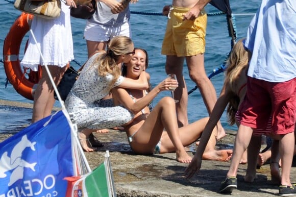 Beatrice Borromeo avec ses amis le 26 juillet à Santa Margherita Ligure, en Italie, à la veille du mariage de sa meilleure amie Beatrice Gerli et de Giorgio Brusnelli, qu'elle célébrait le 27 juillet 2014.