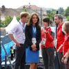 Le prince William, Kate Middleton et le prince Harry ont rencontré des membres du staff à Hampden Park lors des XXe Jeux du Commonwealth à Glasgow, le 29 juillet 2014.