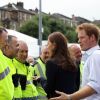 Le prince Harry, le prince William, et Kate Middleton rencontrent des stadiers en quittant Hampden Park le 29 juillet 2014 aux XXe Jeux du Commonwealth.