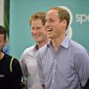 Les princes William et Harry complices lors d'une rencontre avec des protagonistes du programme Coach Core en marge des XXe Jeux du Commonwealth, le 29 juillet 2014 à Glasgow.
