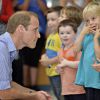 Le prince William rencontre des enfants lors d'une visite avec son frère Harry à des protagonistes du programme Coach Core en marge des XXe Jeux du Commonwealth, le 29 juillet 2014 à Glasgow.