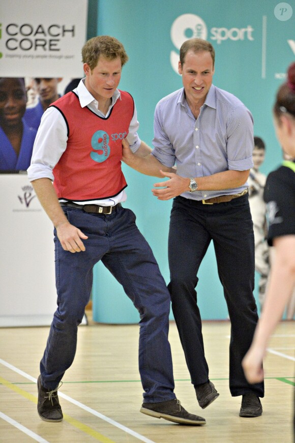 Les princes William et Harry complices lors d'une rencontre avec des protagonistes du programme Coach Core en marge des XXe Jeux du Commonwealth, le 29 juillet 2014 à Glasgow.