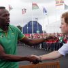''Salut, le tricheur ! '' Joyeuses retrouvailles d'Usain Bolt avec le prince Harry au village des XXe Jeux du Commonwealth à Glasgow, le 29 juillet 2014.