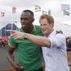 ''Salut, le tricheur ! '' Joyeuses retrouvailles d'Usain Bolt avec le prince Harry au village des XXe Jeux du Commonwealth à Glasgow, le 29 juillet 2014.